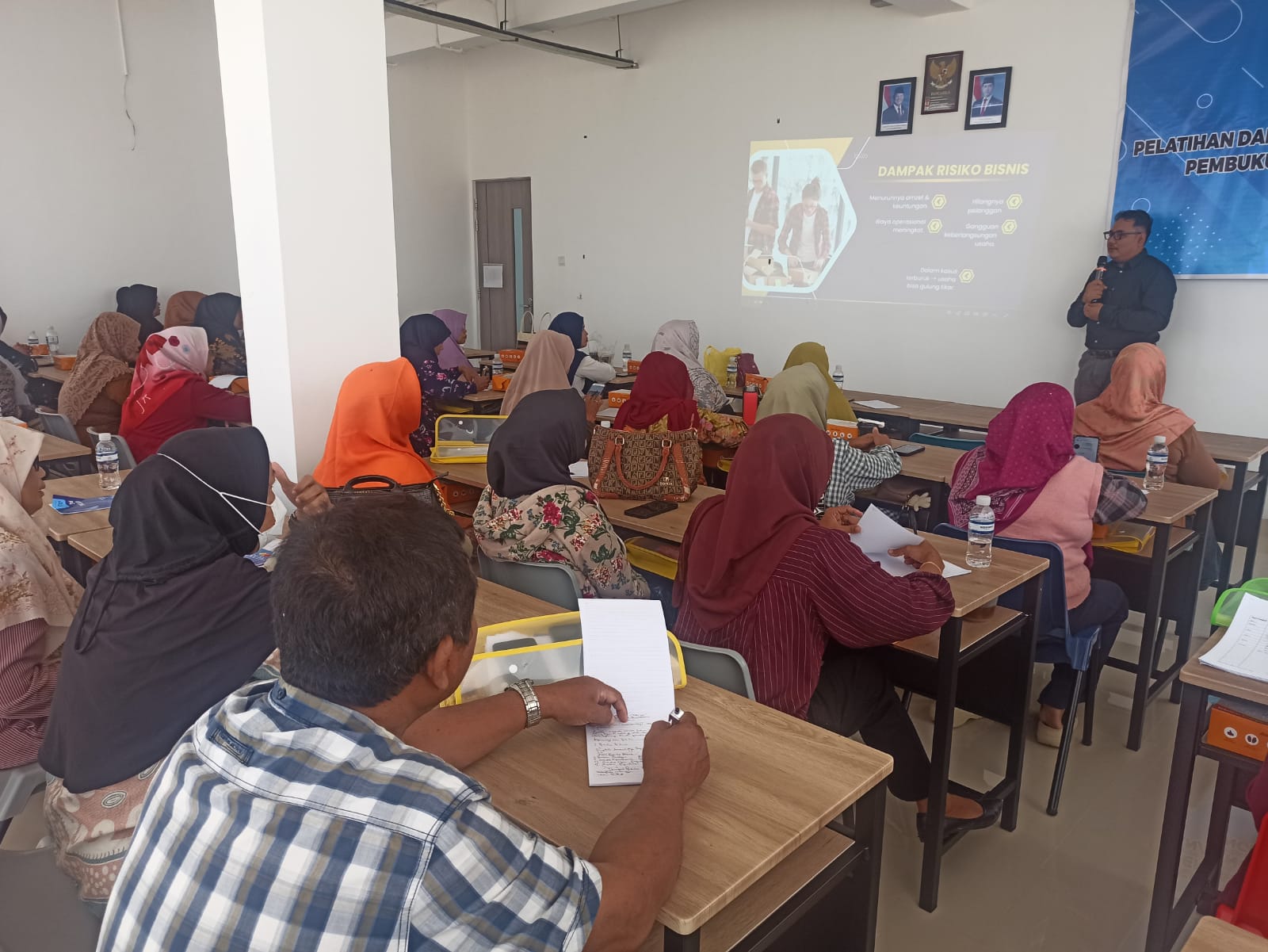 Dosen Prodi Sistem Informasi IIBN Berikan Pelatihan Penggunaan AI Generatif untuk UMKM